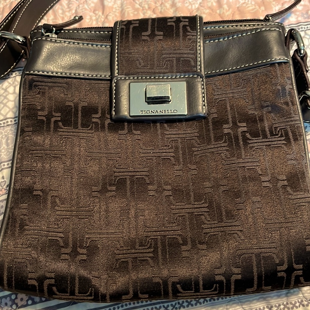 Tignanello ladies purse-Like new-Pristine interior and multiple compartments.